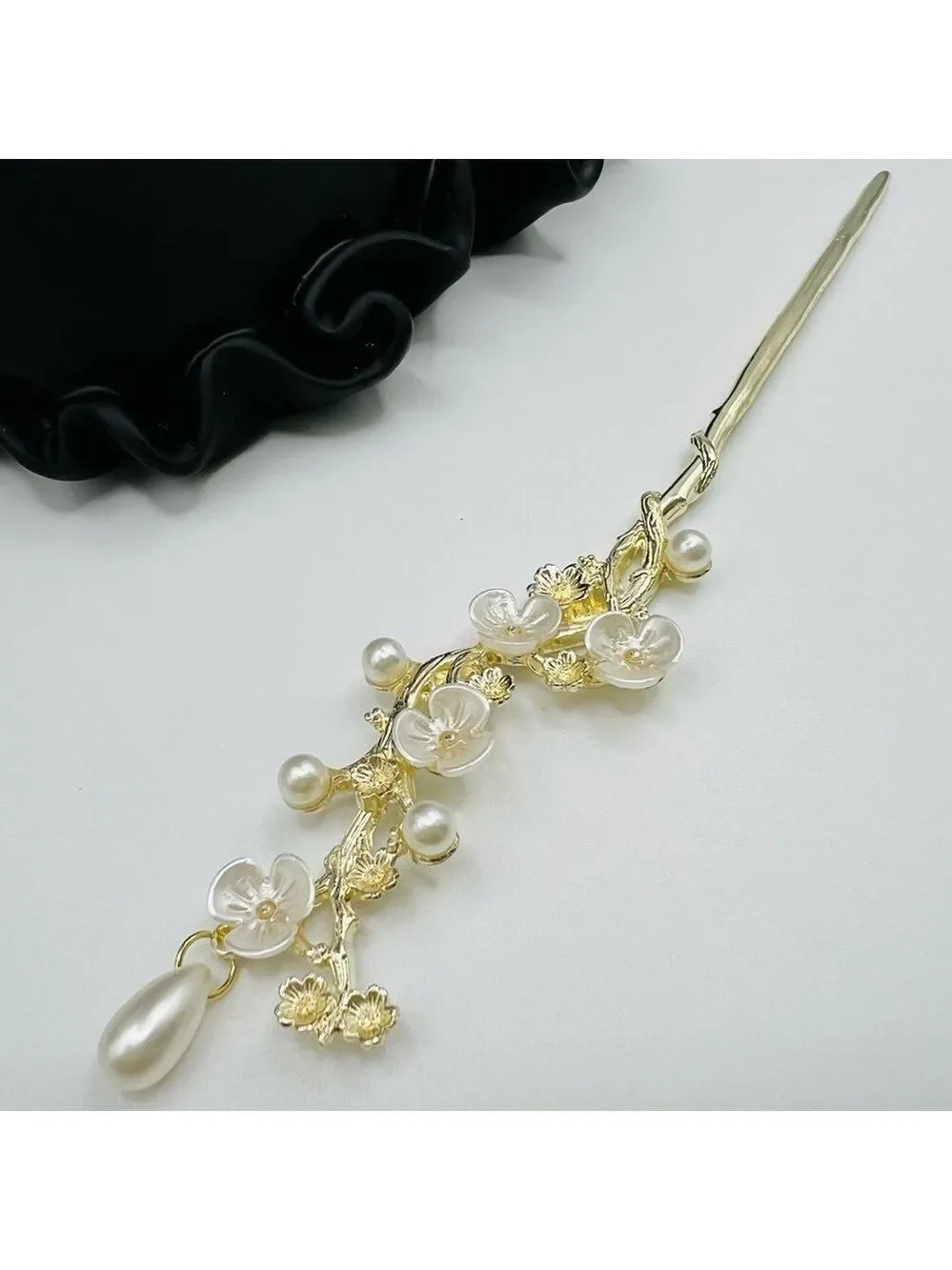 Elegant Gold and Pearl Hairpin